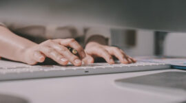 Cara Membersihkan Keyboard Laptop yang Macet (Freepik)
