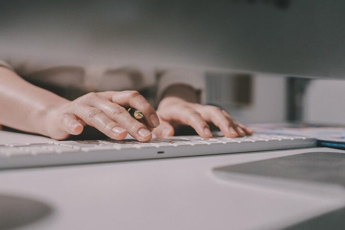 Cara Membersihkan Keyboard Laptop yang Macet (Freepik)