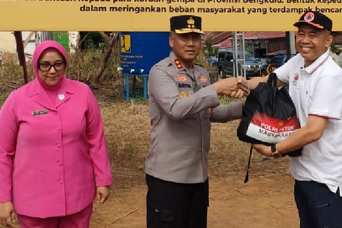 Kapolri Salurkan 5.000 Paket Sembako untuk Korban Gempa Bengkulu (Polri)