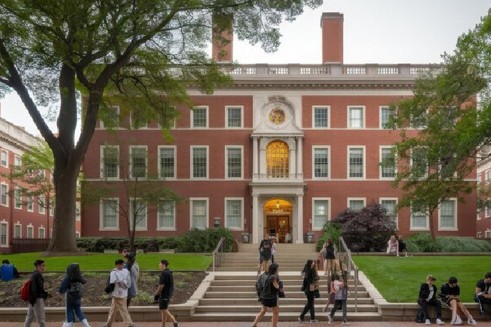 Ketegangan AS China Meningkat: Harvard Dilarang Rekrut Mahasiswa Asing, China Tuding AS Politisasi Pendidikan (Freepik)