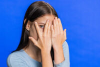 Rahasia Makeup Alami untuk Menyamarkan Lingkaran Hitam di Bawah Mata Tanpa Terlihat Tebal (Freepik)