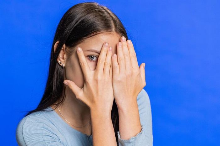 Rahasia Makeup Alami untuk Menyamarkan Lingkaran Hitam di Bawah Mata Tanpa Terlihat Tebal (Freepik)