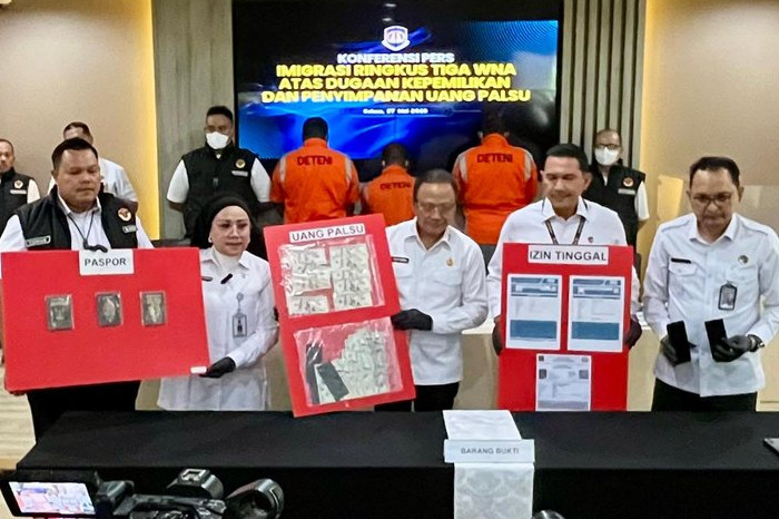 Tiga WNA Diperiksa karena Kepemilikan Dolar Palsu, Imigrasi Gandeng Bareskrim (@ImigrasiDKJ)
