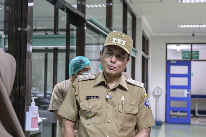 Wakil Wali Kota Erwin Kunjungi Bobotoh yang Alami Musibah Jatuh dari Jembatan Pasupati (Humas Bandung)
